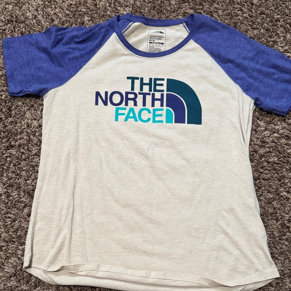 The North Face Womens size large Tee. Has been worn. In great condition.